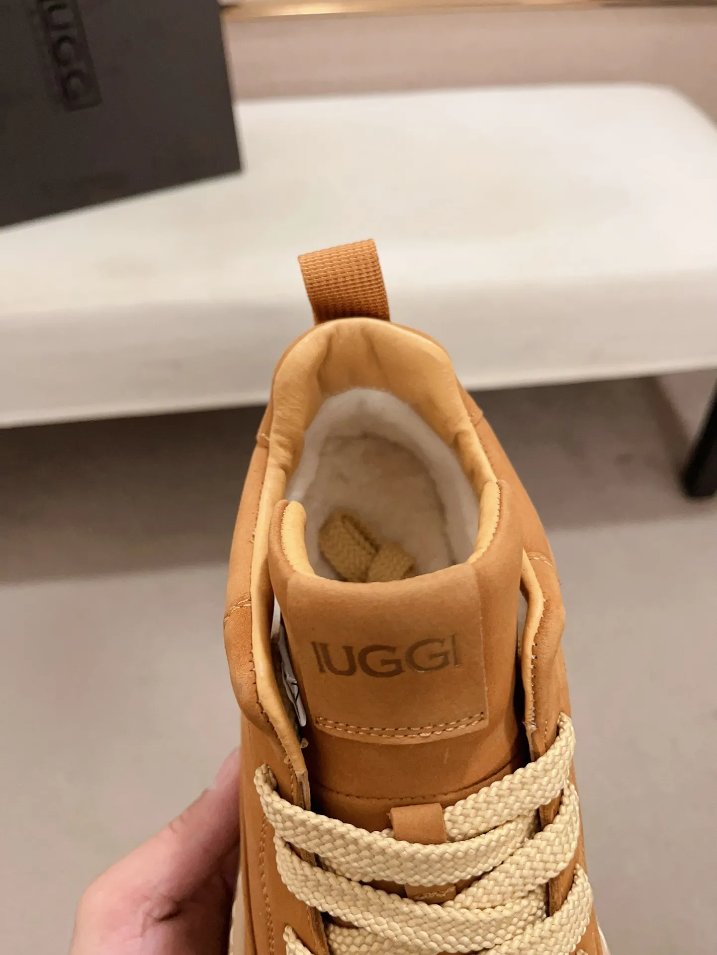 Factory price: 800💰North American men's shoes Ugg ☃️In the special sale of new high-quality men's shoes snow boots in autumn and winter, the nemesis of extreme cold weather! Made of cowhide leather, merino wool lining, and original outsole, whether driving, outdoor or daily wear, there is always one that suits you! Code number 39-44